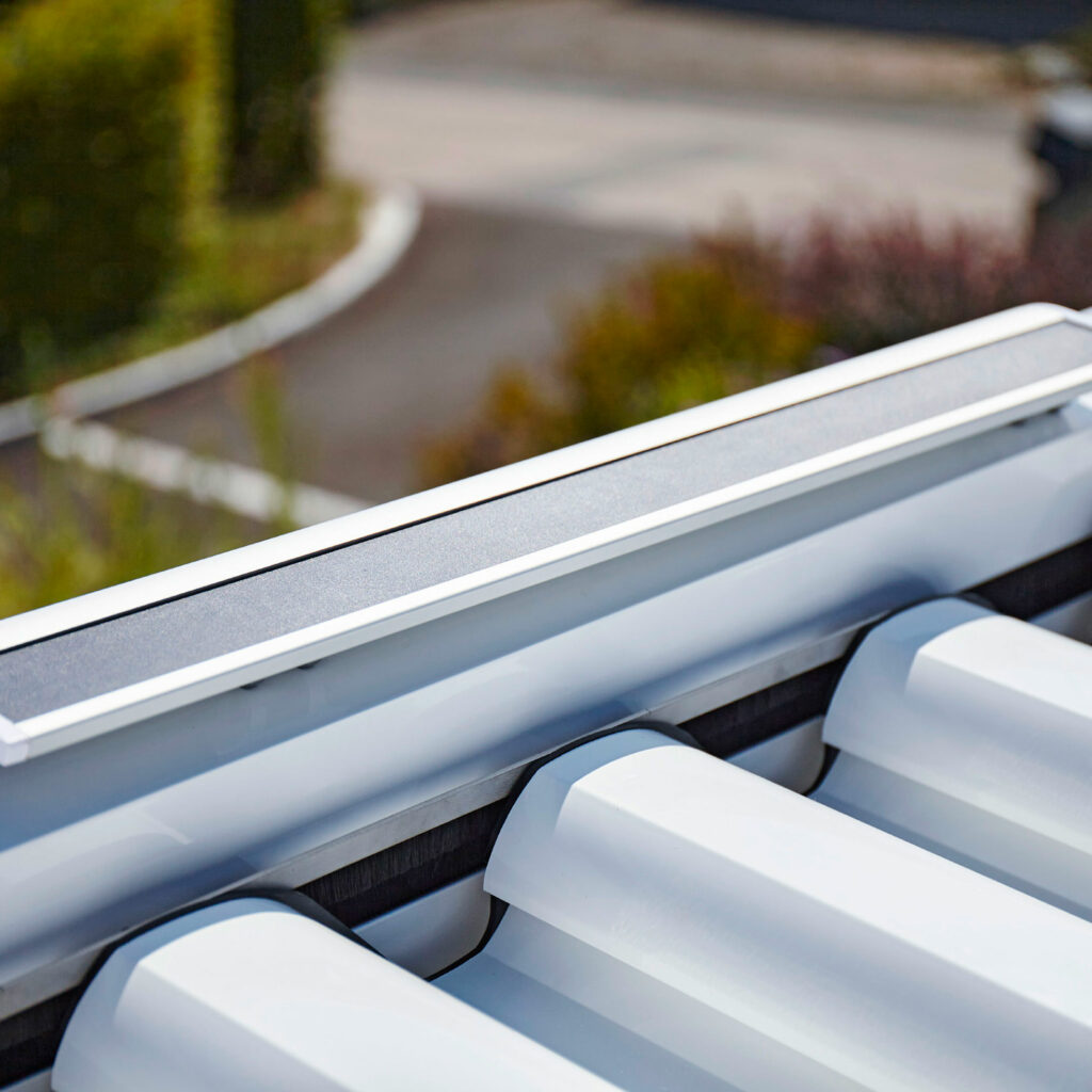 Petits panneaux solaires rectangulaires discrètement installés sur les montants du toit du lit extérieur
