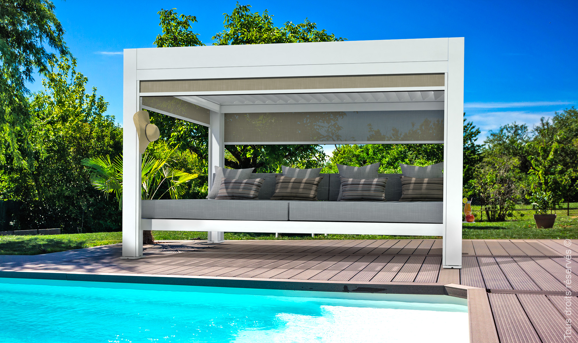 Lit extérieur 4 places intégré dans une structure de pergola bioclimatique équipée de stores latéraux occultants et installée au bord d'une piscine